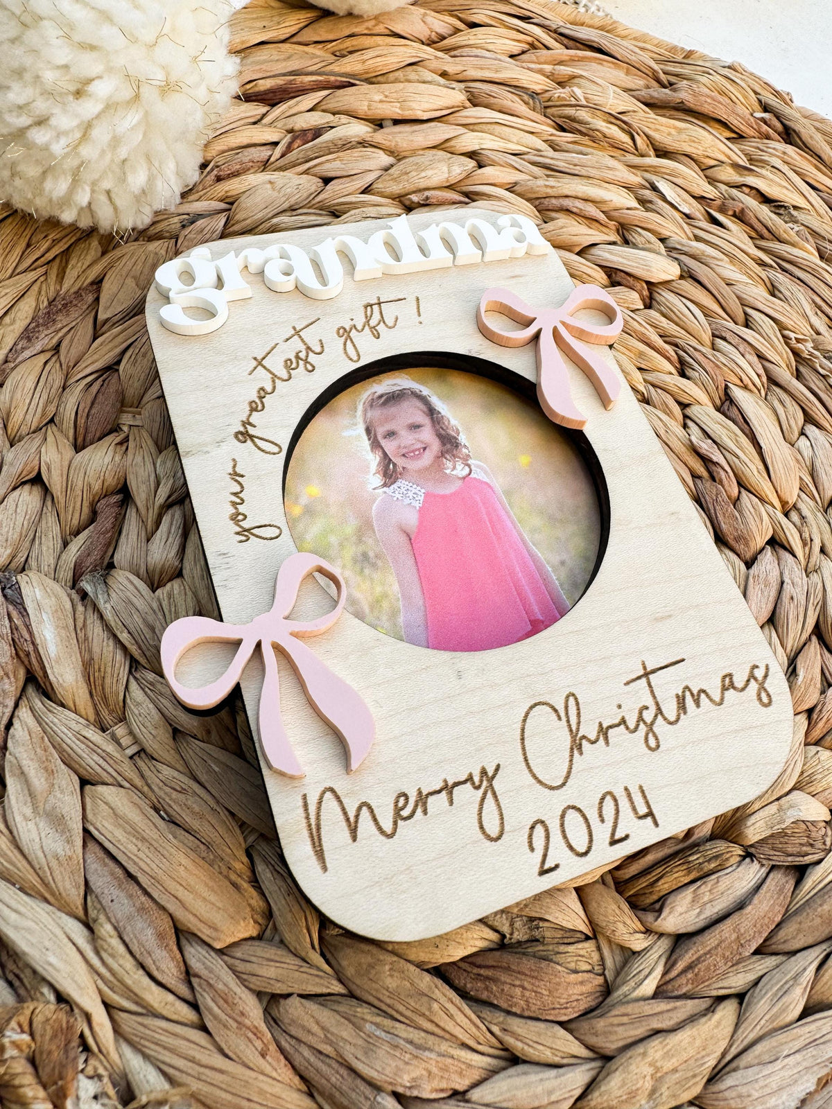 Bow photo frame in maple wood, finished as a fridge magnet or visor clip