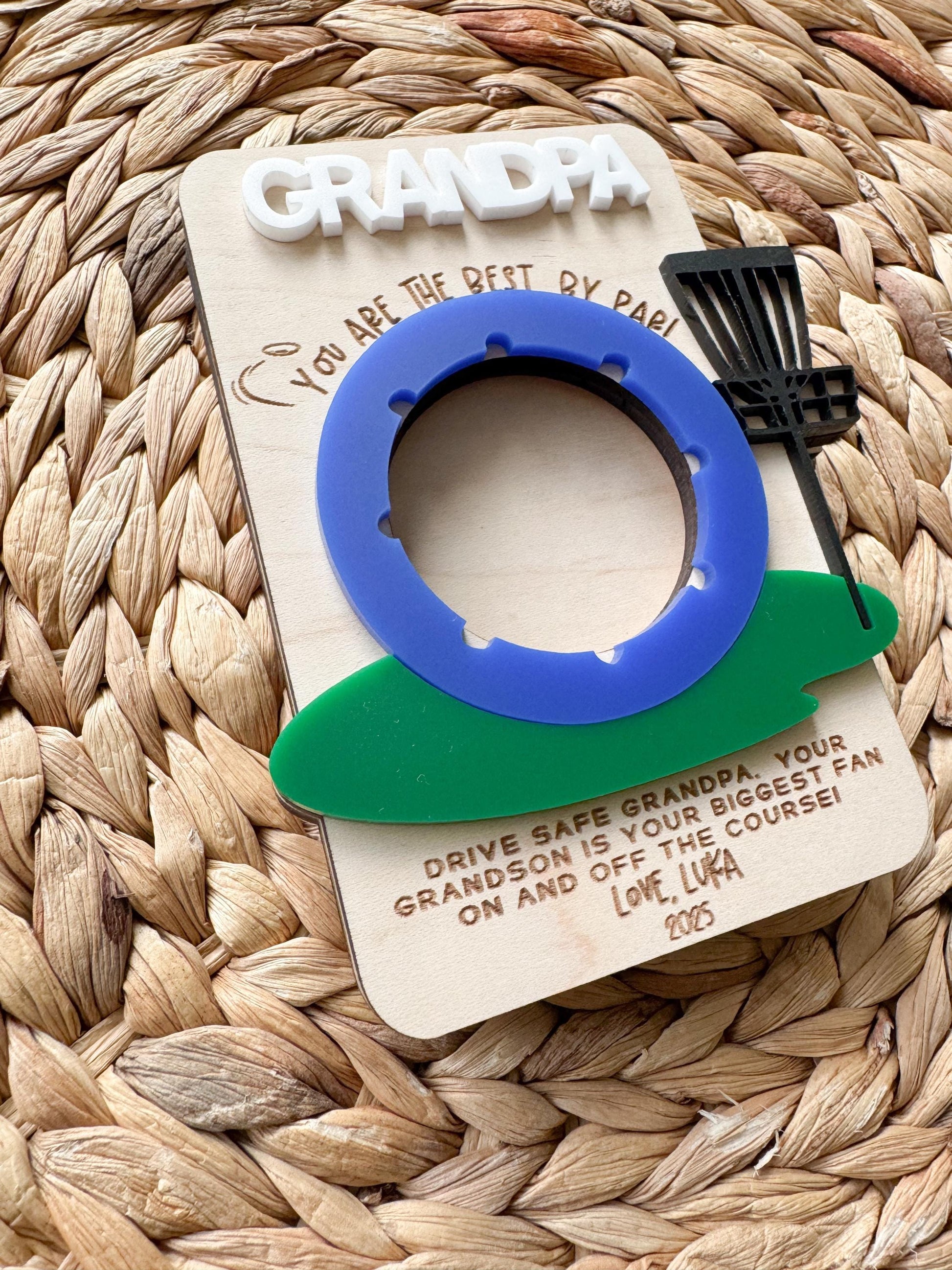 Close-up of personalized disc golf photo frame with custom name and disc golf design